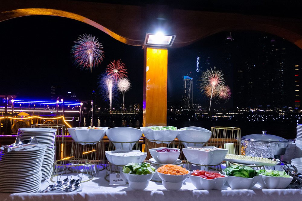 dhow-cruise-dubai-marina-beverages.